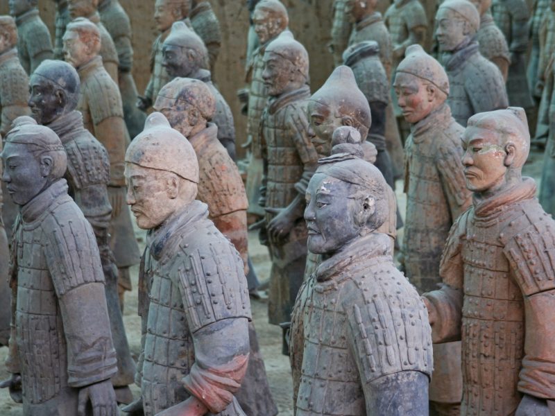 Mehrere Einheiten der Terrakotta-Armee als archäologischer Fund.