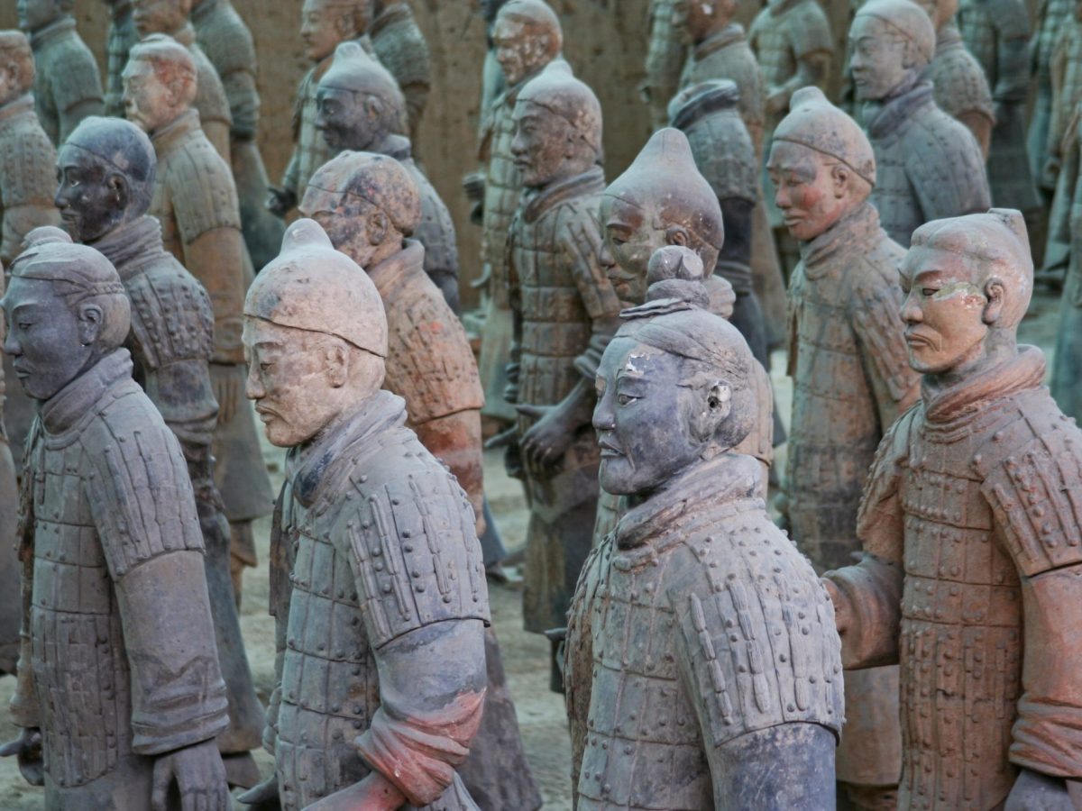 Mehrere Einheiten der Terrakotta-Armee als archäologischer Fund.