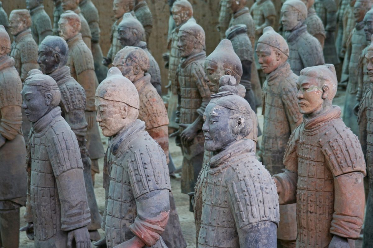 Mehrere Einheiten der Terrakotta-Armee als archäologischer Fund.