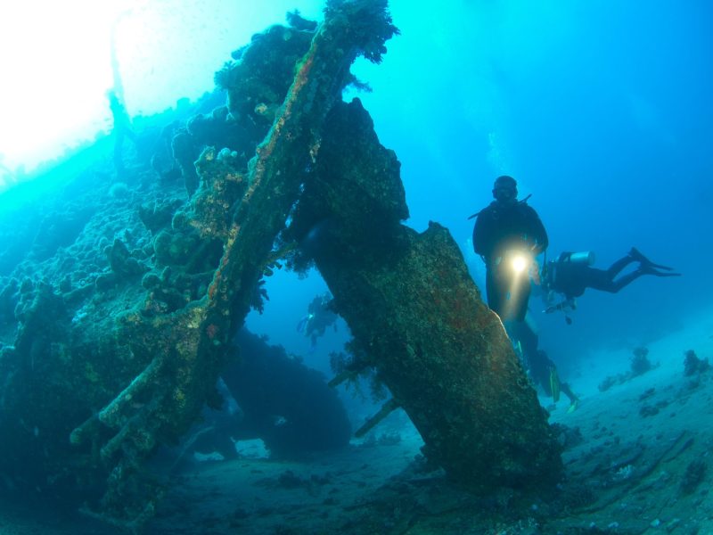 Wrack mit Tauchern als archäologischer Fund unter Wasser.