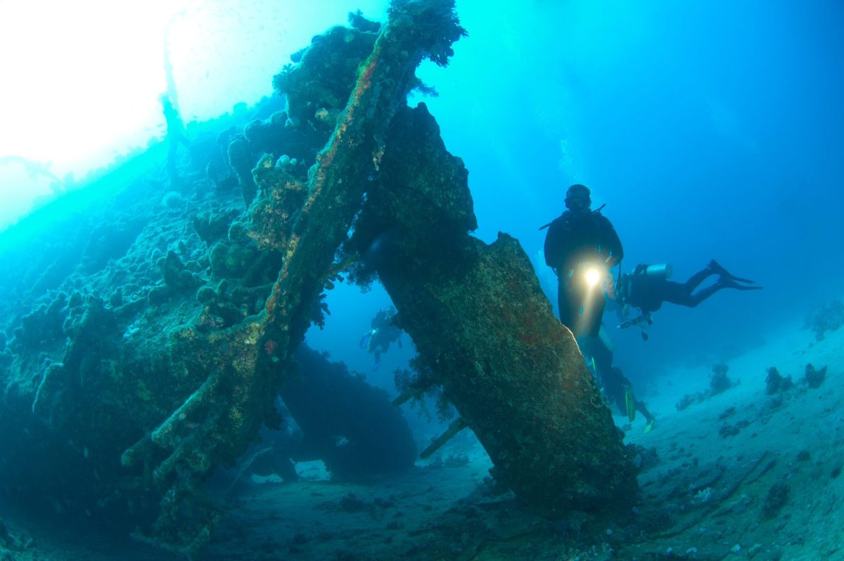 Wrack mit Tauchern als archäologischer Fund unter Wasser.