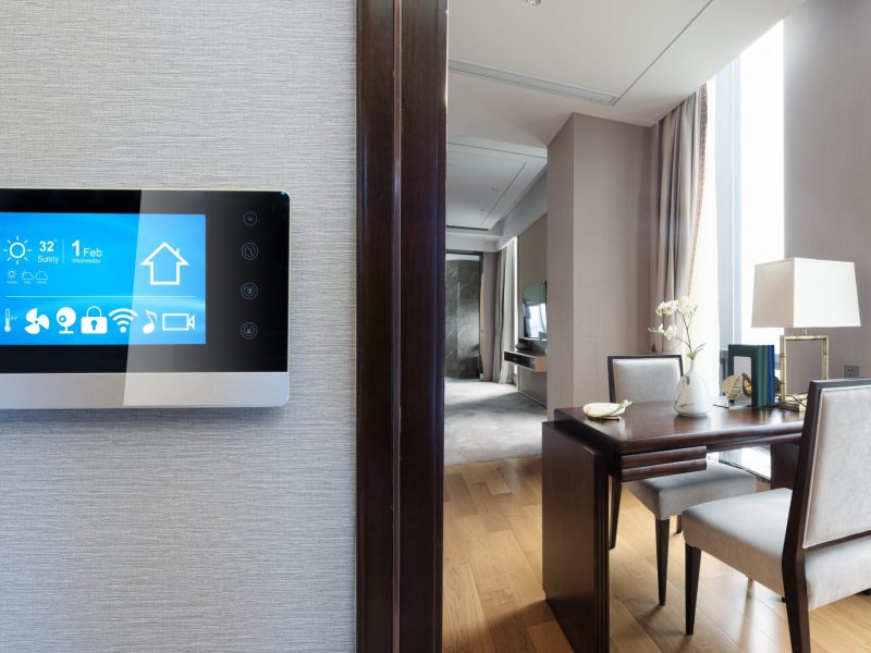 Smart Home-Lichtschalter in einem Wohnzimmer.