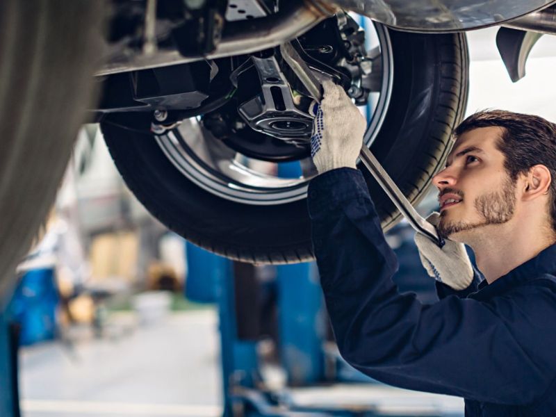Auto-Reparatur von Werkstatt-Angestelltem.