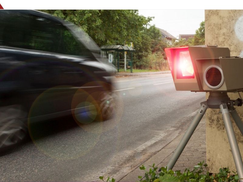 Blitzer am Straßenrand.