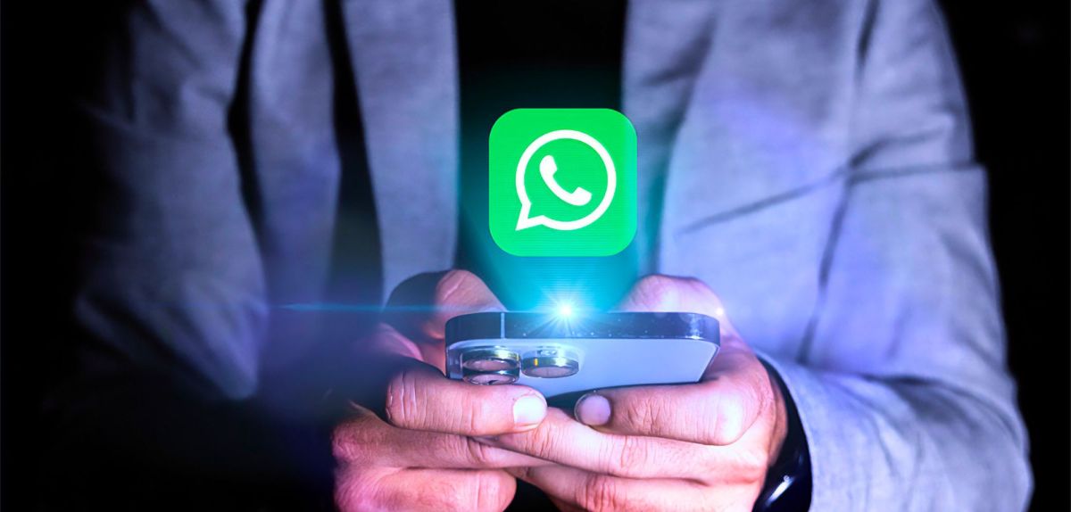 WhatsApp-Symbol schwebt über einem leuchtenden Smartphone