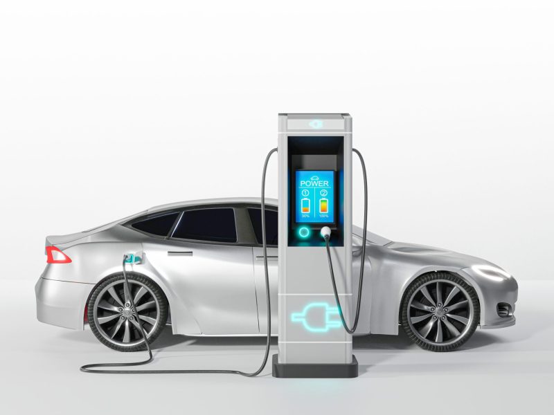 Elektroauto lädt an einer Ladesäule
