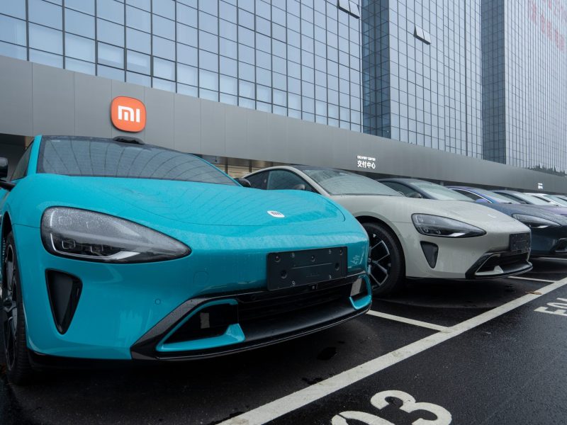 Elektroautos von Xiaomi auf einem Parkplatz.