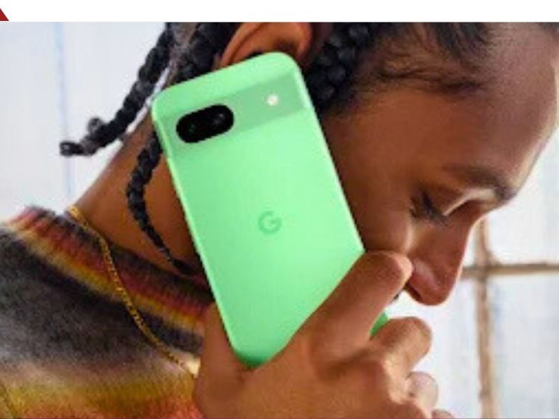 Mann hält ein Google Pixel 8a an sein Ohr