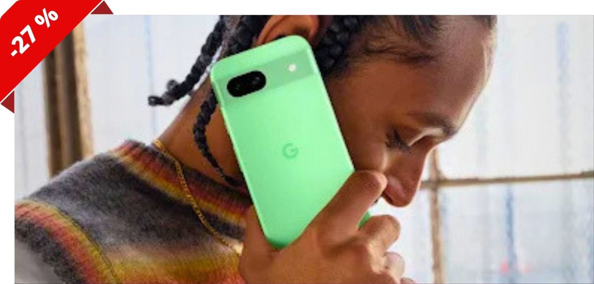 Mann hält ein Google Pixel 8a an sein Ohr
