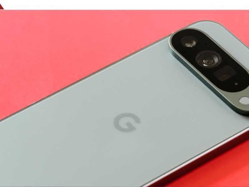 Google Pixel 9 auf rotem Untergrund.