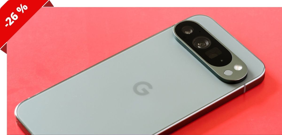 Google Pixel 9 auf rotem Untergrund.