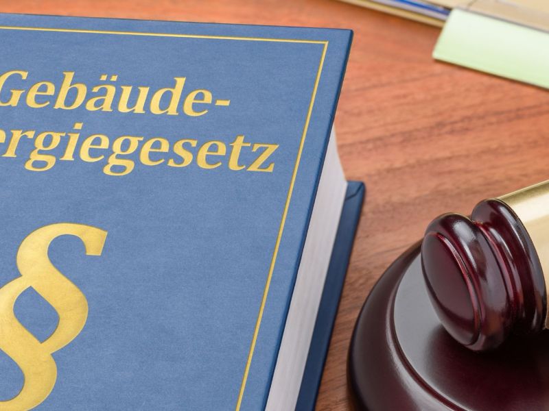 Gebäudeenergiegesetz liegt neben einem Richterhammer