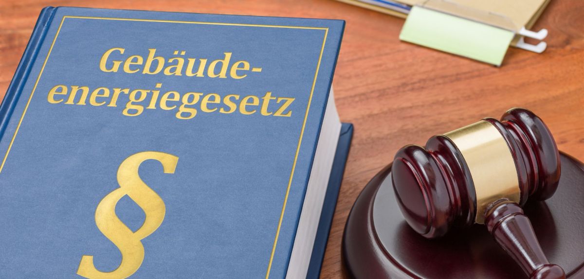 Gebäudeenergiegesetz liegt neben einem Richterhammer