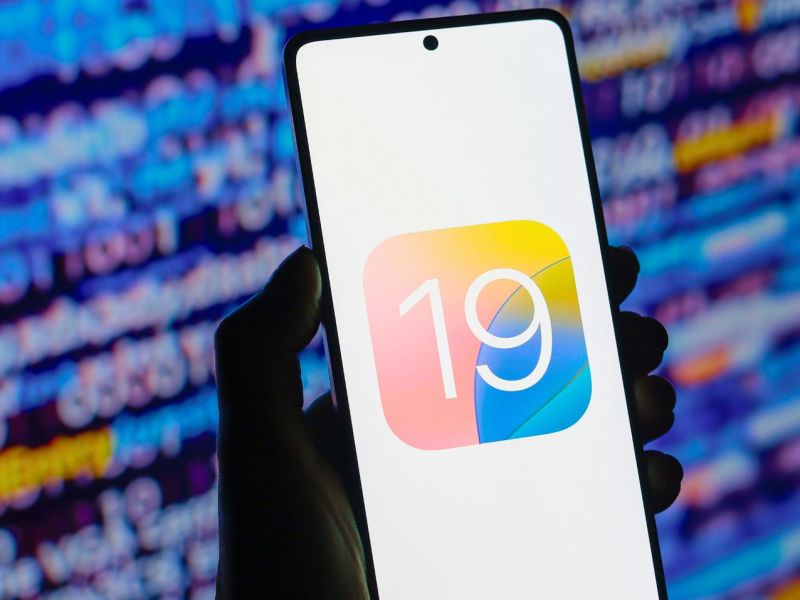iOS 19-Logo wird auf dem Bildschirm eines Smartphones angezeigt