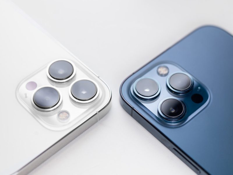 Nahaufnahme auf die Kameras auf der Rückseite von zwei iPhones.