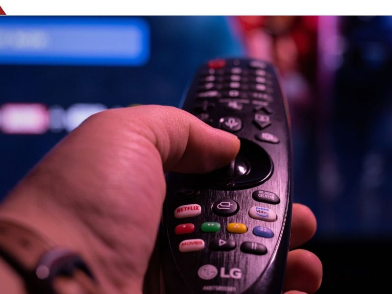 Person mit einer Fernbedienung für einen LG Smart-TV