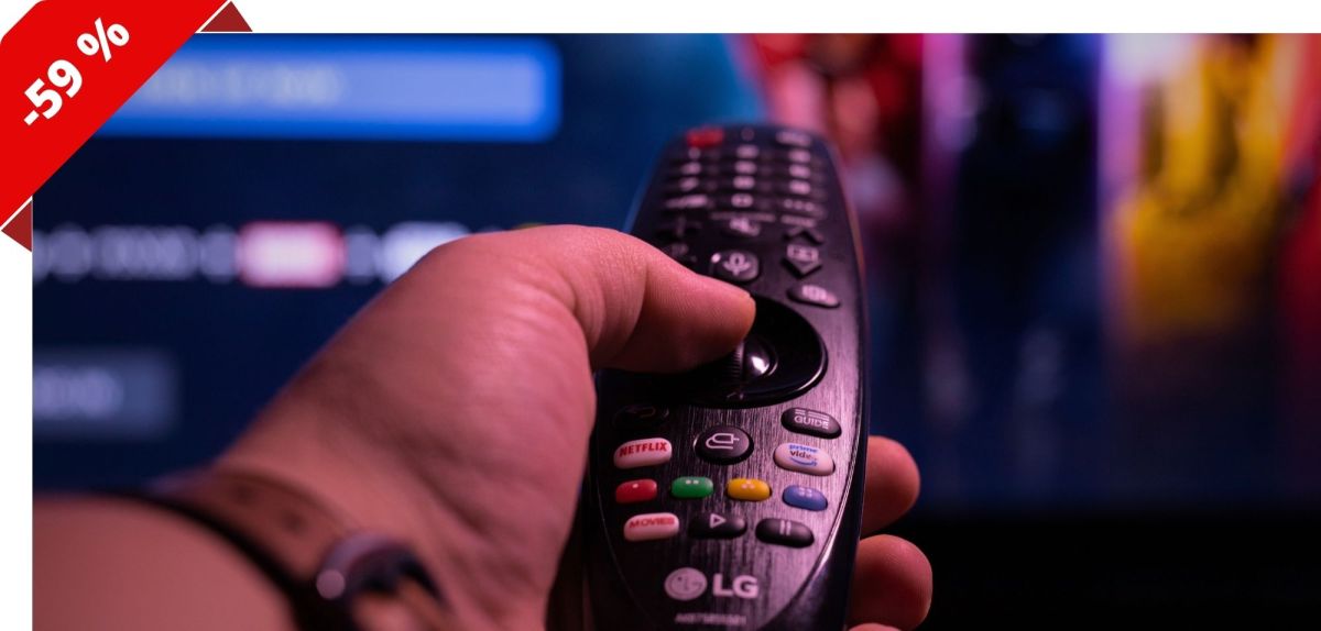 Person mit einer Fernbedienung für einen LG Smart-TV