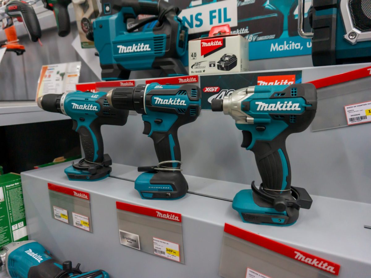 Makita-Akkuschrauber in einer Ladenauslage.