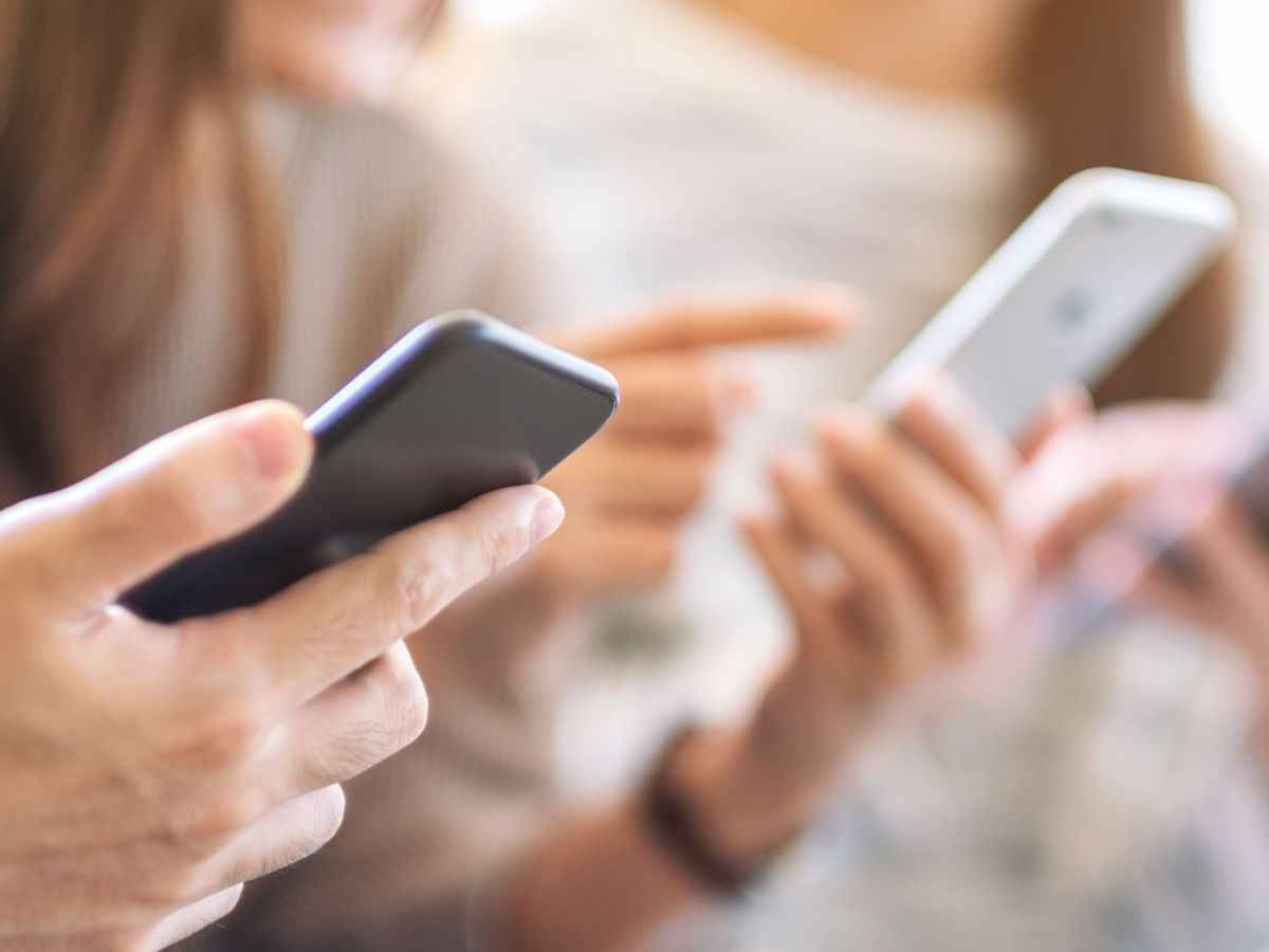 Personen mit Smartphones