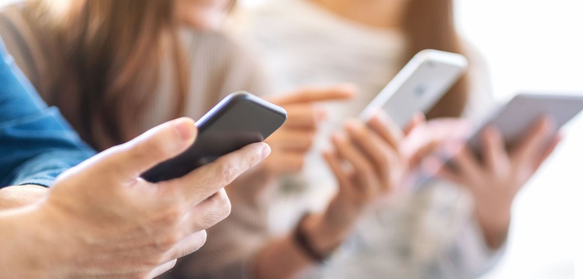 Personen mit Smartphones
