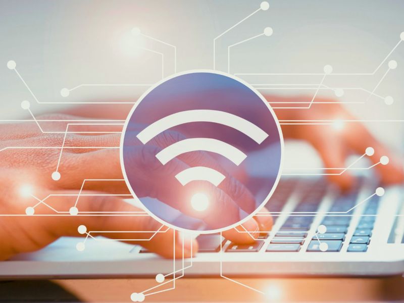 Person tippt auf einem Laptop