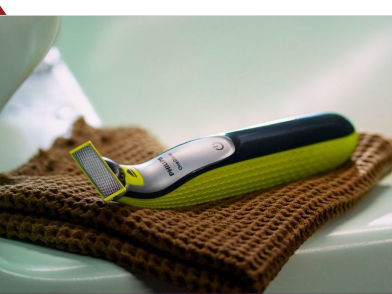 Philips OneBlade auf dem Rand eines Waschbeckens