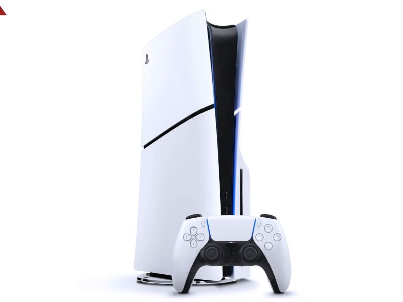 PlayStation 5 mit Controller vor weißem Hintergrund.