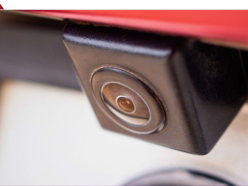 Rückfahrkamera am Heck eines roten Autos