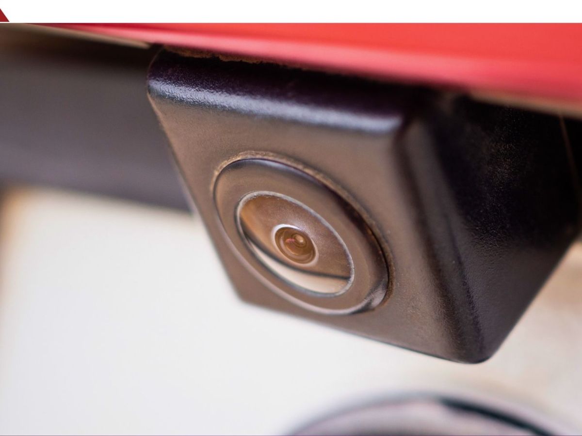 Rückfahrkamera am Heck eines roten Autos