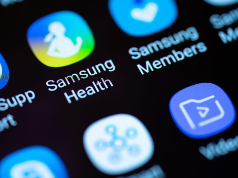 Verschiedene Samsung-Apps erden auf dem Display eines Handys angezeigt.