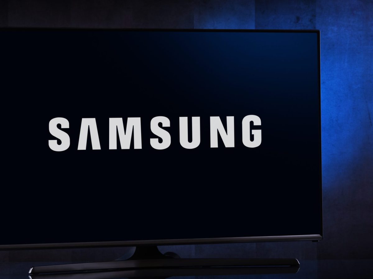 Auf einem Fernseher wird das Samsung-Logo angezeigt.