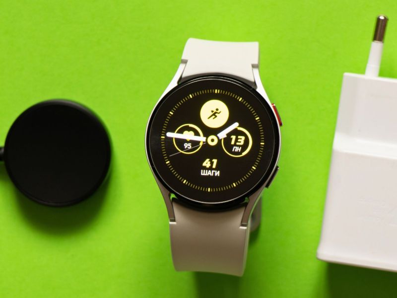 Samsung Galaxy Watch mit Ladezubehör
