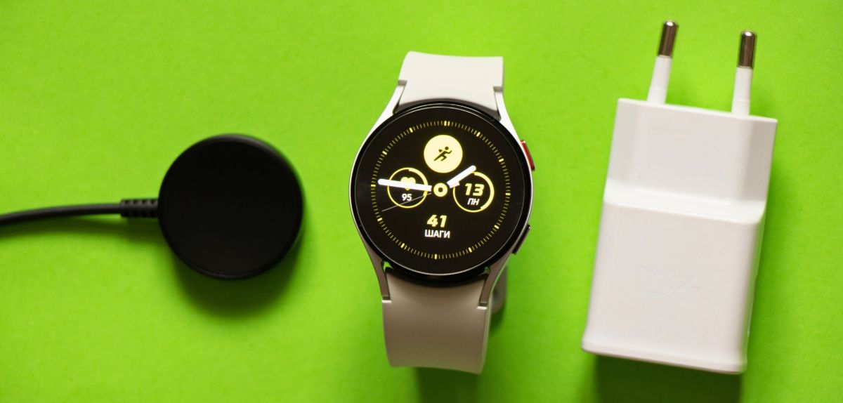 Samsung Galaxy Watch mit Ladezubehör