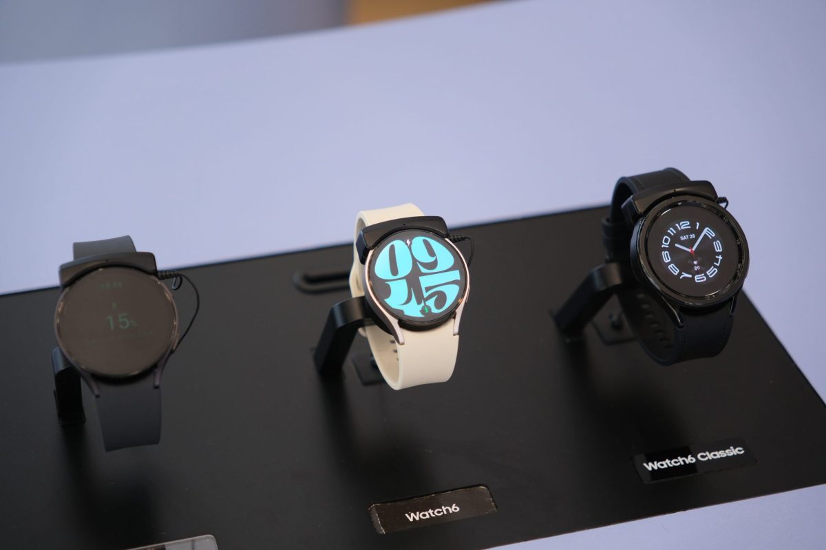 Verschiedene Modelle der Samsung Galaxy Watch werden in einer Auslage präsentiert.