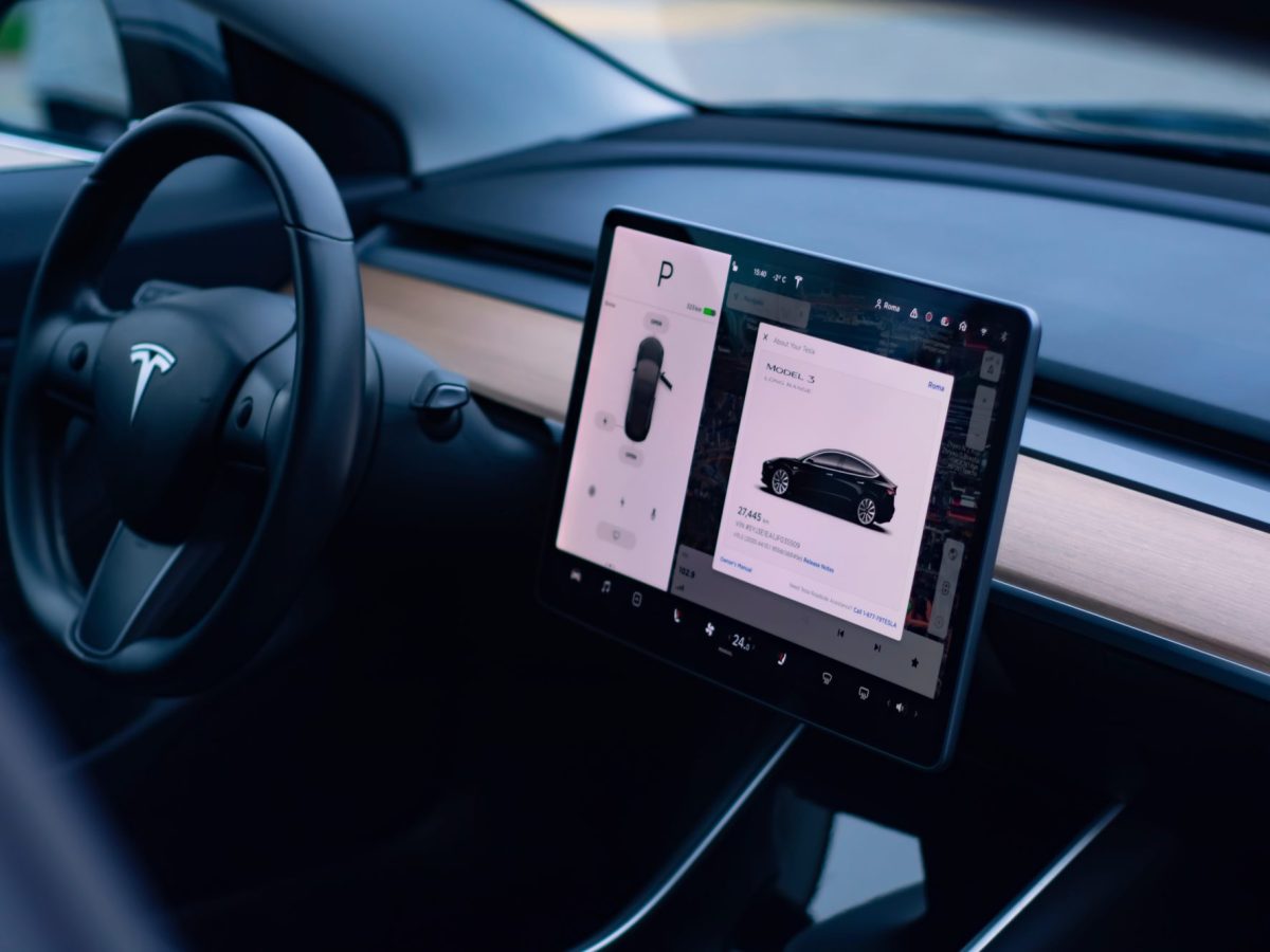 Innenansicht eines Teslas.