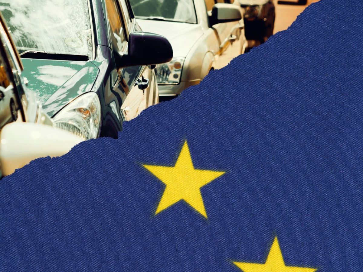 Flagge der Europäischen Union und Autos