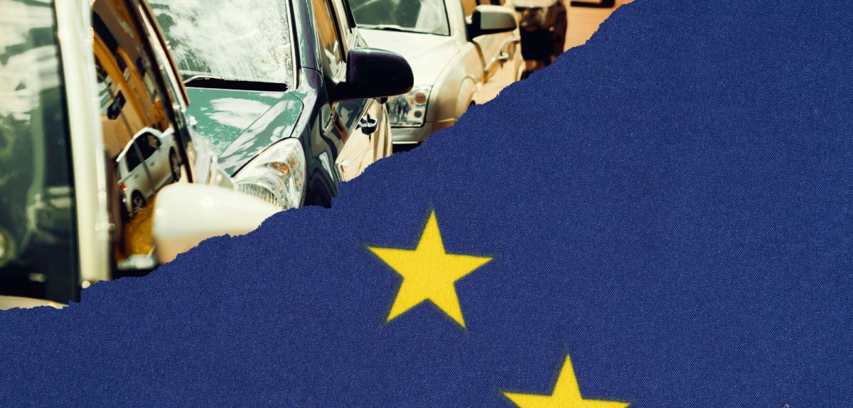 Flagge der Europäischen Union und Autos