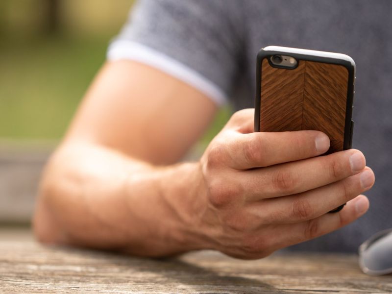 Mann mit einem Smartphone in der Hand