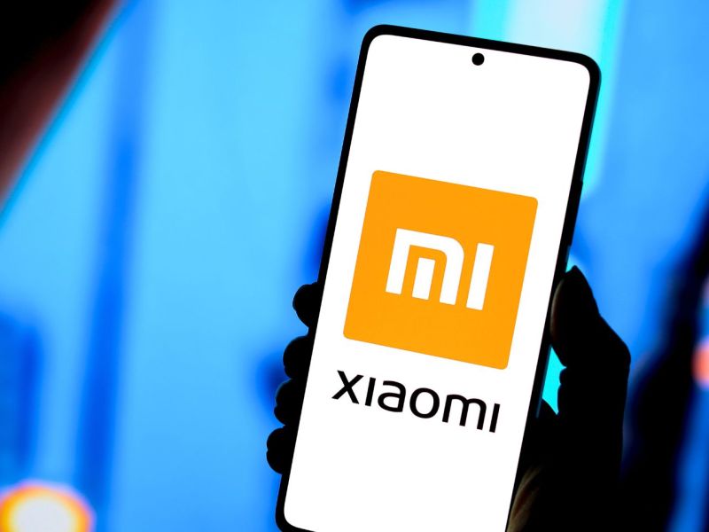 Person hält ein Xiaomi-Handy