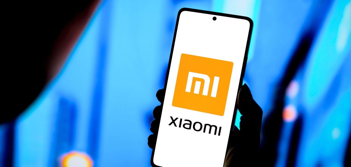 Person hält ein Xiaomi-Handy