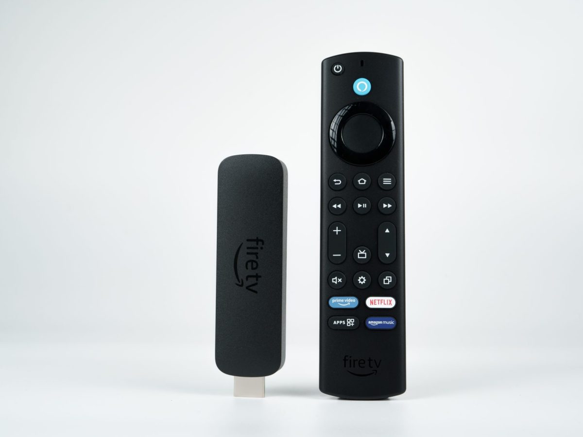 Amazon Fire TV-Stick neben einer Amazon Fire TV-Fernbedienung.