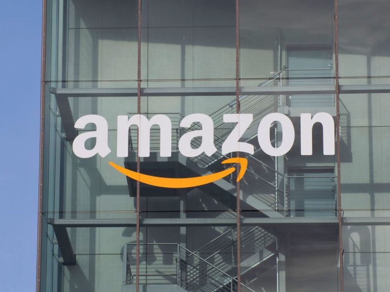 Logo von Amazon auf Glasfront