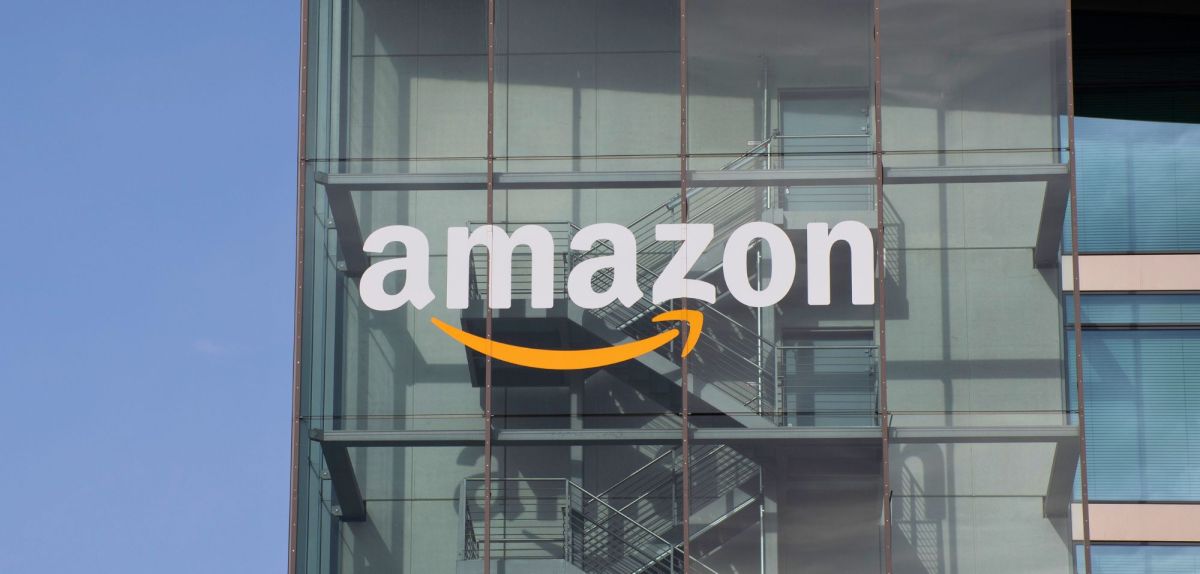 Logo von Amazon auf Glasfront