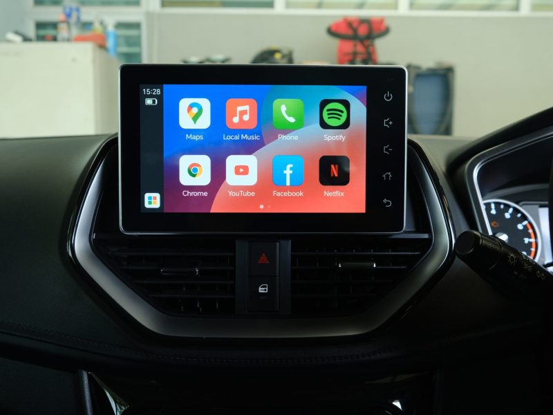 Android Auto auf einem Auto-Display an einem Armaturenbrett.