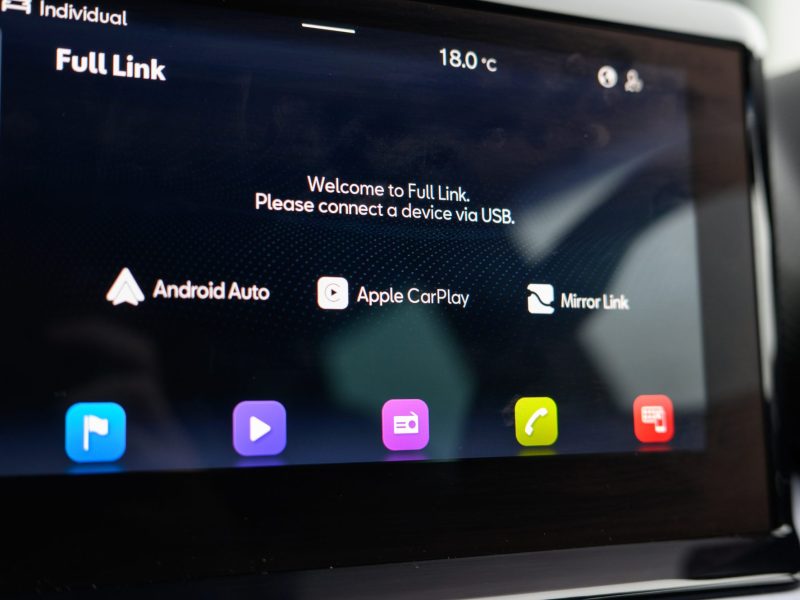 Auf einem Auto-Display werden verschiedene Apps und die Verknüpfungen zu Android Auto und Apple Car Play angezeigt.