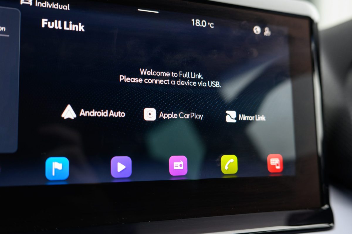 Auf einem Auto-Display werden verschiedene Apps und die Verknüpfungen zu Android Auto und Apple Car Play angezeigt.