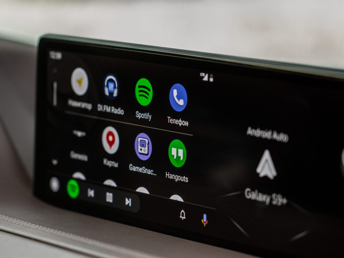 Verschiedene Apps werden per Android Auto auf einem Auto Display