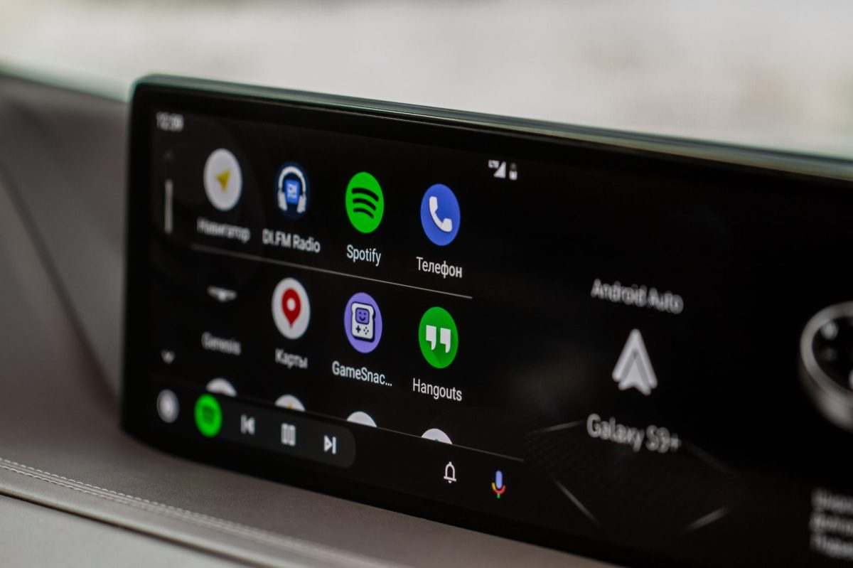 Verschiedene Apps werden per Android Auto auf einem Auto Display