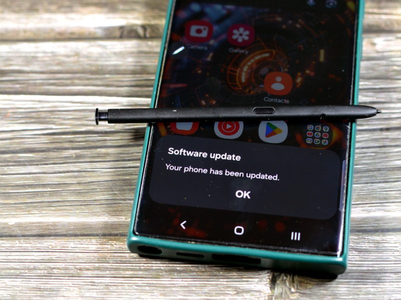 Auf einem Handy wird die Benachrichtigung angezeigt, dass ein Software-Update durchgeführt wurde.