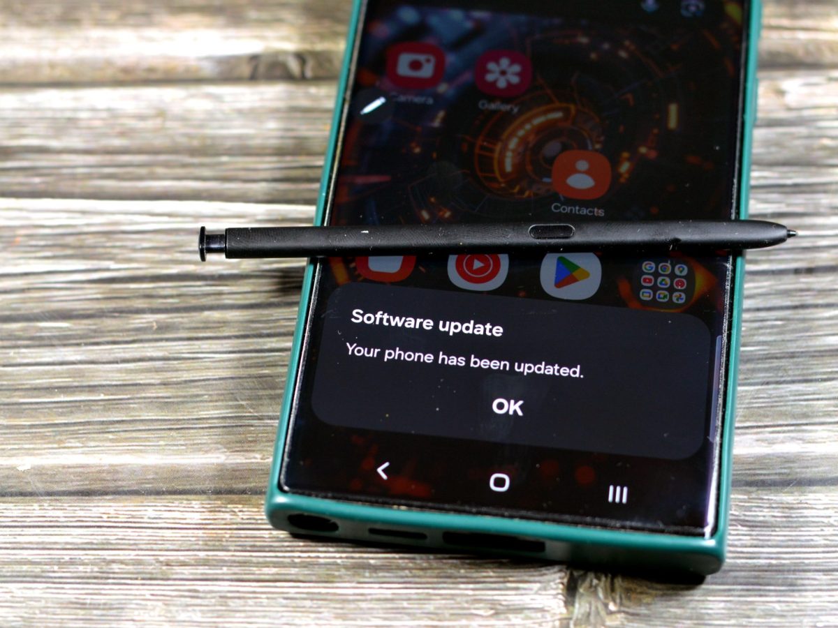 Auf einem Handy wird die Benachrichtigung angezeigt, dass ein Software-Update durchgeführt wurde.